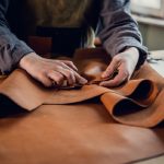 Un esempio di artigianalità lombarda, il settore sostenuto dall’assessore regionale alla Moda Barbara Mazzali in visita a Prism, realtà solidale milanese