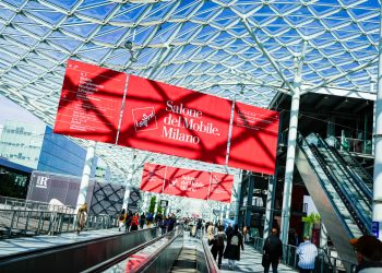 Presentata l’edizione numero 64 del Salone del Mobile 2026, in programma Rho-Fiera Milano da dal 21 al 26 aprile, in foto il manifesto