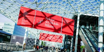 Presentata l’edizione numero 64 del Salone del Mobile 2026, in programma Rho-Fiera Milano da dal 21 al 26 aprile, in foto il manifesto