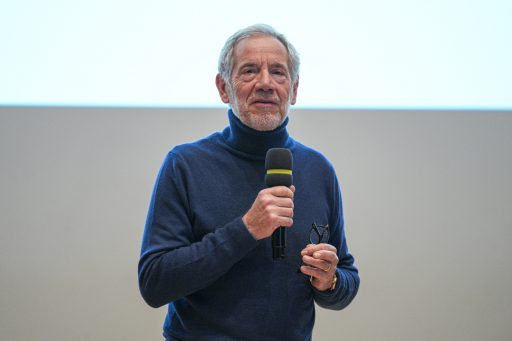 L'assessore al Welfare di Regione Lombardia, Guido Bertolaso, parla durante un evento. Ribadito l'impegno della Giunta per promuovere tecniche di primo soccorso nelle scuole della regione
