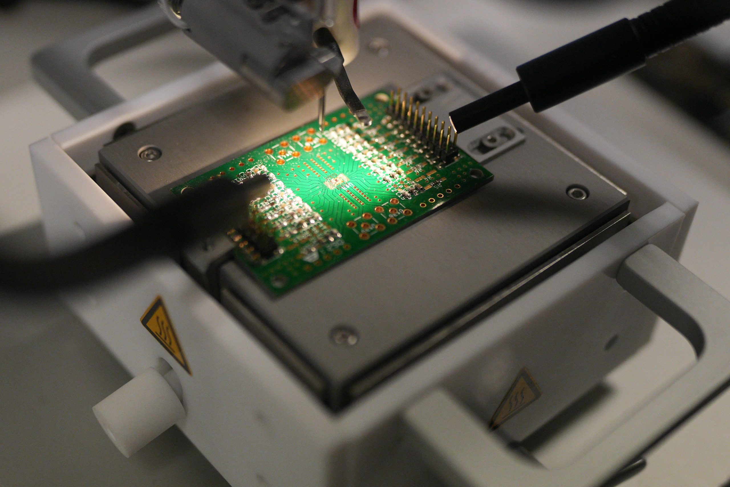 In foto un hardware, tipico elemento della microelettronica: il futuro dell’azienda STMicroelectronics e il suo piano industriale è stato al centro di un tavolo di confronto in Regione Lombardia