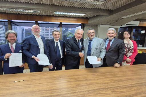 L’immagine ritrae la delegazione al seguito del presidente di Regione Lombardia, Attilio Fontana, insieme al sottosegretario alle Relazioni Internazionali ed Europee, Raffaele Cattaneo, con i rappresentanti della Federazione delle Associazioni commerciali e imprenditoriali in Brasile e l’Agenzia italiana per l’Internazionalizzazione – Promos, dopo la firma dell’intesa a San Paolo