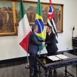 L’immagine ritrae il presidente di Regione Lombardia, Attilio Fontana, che stringe la mano al Governatore dello Stato di San Paolo, Tarcisio de Freitas, dopo aver sottoscritto l’intesa per la realizzazione di progetti comuni