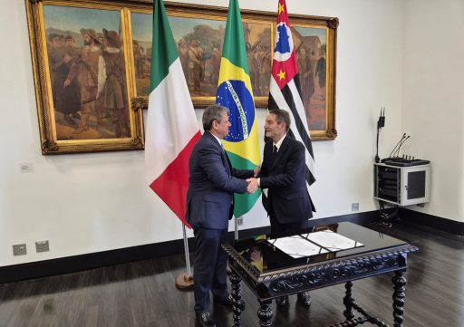 L’immagine ritrae il presidente di Regione Lombardia, Attilio Fontana, che stringe la mano al Governatore dello Stato di San Paolo, Tarcisio de Freitas, dopo aver sottoscritto l’intesa per la realizzazione di progetti comuni