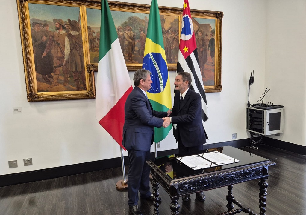 L’immagine ritrae il presidente di Regione Lombardia, Attilio Fontana, che stringe la mano al Governatore dello Stato di San Paolo, Tarcisio de Freitas, dopo aver sottoscritto l’intesa per la realizzazione di progetti comuni
