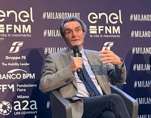 Il presidente di Regione Lombardia, Attilio Fontana, seduto con in mano un microfono durante il convegno “Milano Smart”, ha parlato del ruolo delle Regioni nella transizione ecologica e digitale