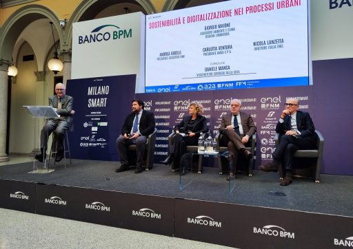 Il palco del convegno “Milano Smart” con il conduttore Daniele Manca, vicedirettore del Corriere della Sera, e Giorgio Maione, assessore all’Ambiente e al Clima di Regione Lombardia, insieme a Carlotta Ventura, presidente AMSA S.P.A, Andrea Gibelli, presidente esecutivo FNM, Nicola Lanzetta, direttore di Italia Enel