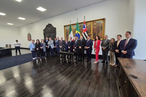 L’immagine ritrae la delegazione al seguito del presidente di Regione Lombardia, Attilio Fontana, con il sottosegretario alle Relazioni Internazionali ed Europee, Raffaele Cattaneo, insieme al Governatore dello Stato di San Paolo, Tarcisio de Freitas, dopo aver sottoscritto l’intesa per la realizzazione di progetti comuni 