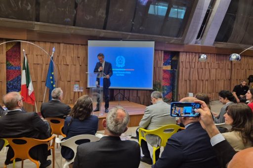 L’immagine ritrae il presidente di Regione Lombardia, Attilio Fontana, che parla da un palco nella sede del consolato italiano a San Paolo per un evento di networking fra le imprese lombarda e brasiliane