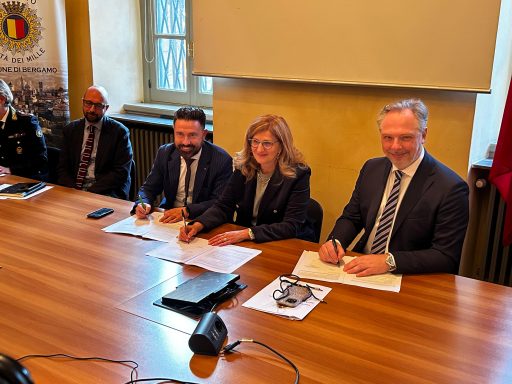 L’assessore regionale a Casa e Housing sociale, Paolo Franco, era tra i presenti che hanno sottoscritto l’intesa del protocollo con Aler Bergamo-Lecco-Sondrio e Comune per la rimozione di auto in stato di abbandono in quartieri popolari