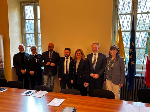 L’assessore regionale a Casa e Housing sociale, Paolo Franco, insieme al presidente di Aler Bergamo-Lecco-Sondrio, Corrado Zambelli, erano tra i presenti che hanno sottoscritto l’intesa del protocollo insieme al Comune di Bergamo per la rimozione di auto in stato di abbandono in quartieri popolari