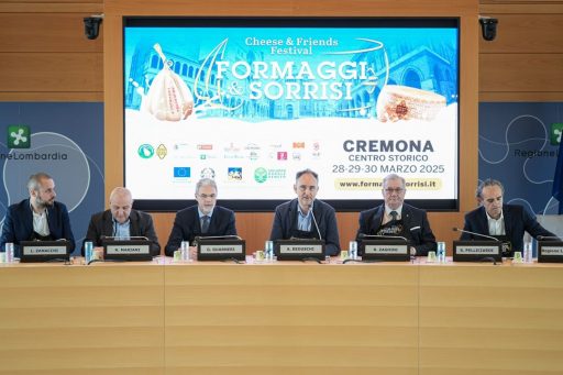 La foto ritrae i partecipanti alla conferenza stampa di presentazione dell’evento ‘Formaggi e Sorrisi’ in programma a Cremona dal 28 al 30 marzo: l’assessore regionale all'Agricoltura, Sovranità alimentare e Foreste, Alessandro Beduschi; Stefano Pellicciardi, amministratore SGP Grandi Eventi; Renato Zaghini, presidente Consorzio Tutela Grana Padano; Giovanni Guarneri, presidente Consorzio Tutela Provolone Valpadana; Roberto Mariani, Presidente della Provincia di Cremona; Luca Zanacchi, assessore con delega a Commercio, Mobilità, Sport del Comune di Cremona