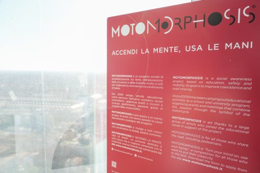 Il cartellone del concorso Motomorphosis, 'Accendi la mente, usa le mani'. 