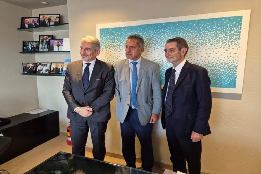 Il presidente della Regione Lombardia, Attilio Fontana, con il sottosegretario alla presidenza con delega alle Relazioni Internazionali ed Europee, Raffaele Cattaneo, in posa insieme al Segretario di Stato al Turismo all’Ambiente e allo Sport, Daniel Scioli