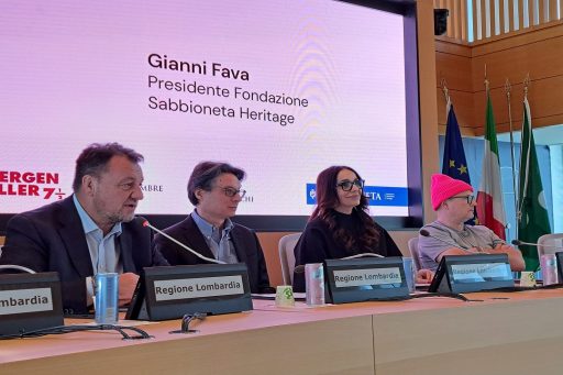 La foto mostra i partecipanti alla conferenza stampa di presentazione, svoltasi a Palazzo Lombardia, tra cui l’assessore regionale al Turismo Barbara Mazzali, Juergen Teller, protagonista della mostra, Gianni Fava, presidente della Fondazione Sabbioneta Heritage, Ezio Zani, direttore della Fondazione Sabbioneta Heritage