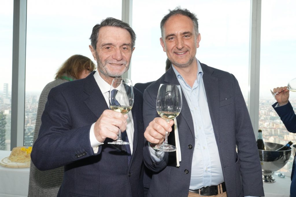 Il presidente di Regione Lombardia, Attilio Fontana, brinda con un calice di vino bianco in mano insieme all’assessore regionale all’Agricoltura Alessandro Beduschi alla conferenza di presentazione del padiglione Lombardia per il prossimo Vinitaly 2025 in programma dal 6 al 9 aprile a Verona