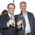 Il presidente di Regione Lombardia, Attilio Fontana, brinda con un calice di vino bianco in mano insieme all’assessore regionale all’Agricoltura Alessandro Beduschi alla conferenza di presentazione del padiglione Lombardia per il prossimo Vinitaly 2025 in programma dal 6 al 9 aprile a Verona