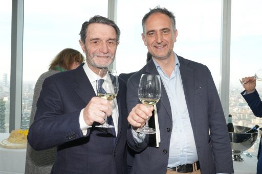 Il presidente di Regione Lombardia, Attilio Fontana, brinda con un calice di vino bianco in mano insieme all’assessore regionale all’Agricoltura Alessandro Beduschi alla conferenza di presentazione del padiglione Lombardia per il prossimo Vinitaly 2025 in programma dal 6 al 9 aprile a Verona