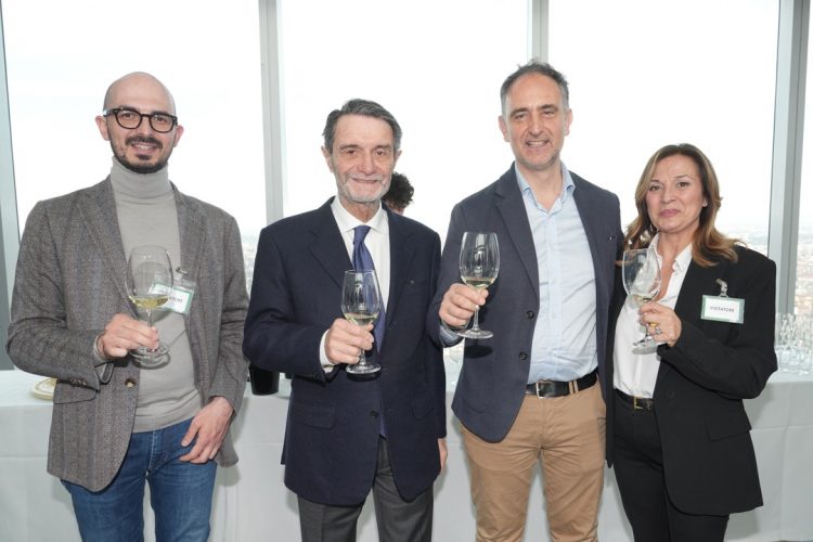 Il presidente di Regione Lombardia, Attilio Fontana, in foto insieme ad altri protagonisti alla conferenza di presentazione del padiglione Lombardia per il prossimo Vinitaly 2025 in programma dal 6 al 9 aprile a Verona, tra cui l’assessore regionale all’Agricoltura Alessandro Beduschi