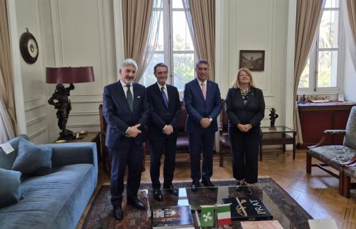 La delegazione di Regione Lombardia, formata dal governatore Attilio Fontana e dal sottosegretario Raffaele Cattaneo, in posa durante l'incontro con Mario Desbordes, sindaco di Santiago del Cile e Valeria Biagiotti, Ambasciatrice d’Italia in Cile