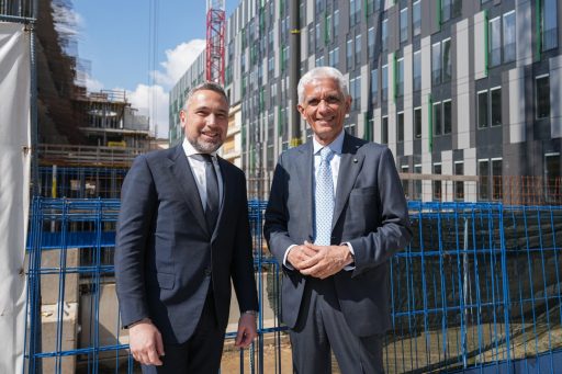 L’assessore di Regione Lombardia, Franco Lucente, presente alla presentazione del progetto 'Green on the Ground' del Policlinico di Milano in cui saranno piantati 100 nuovi alberi, in foto insieme al Direttore Generale Marco Stocco