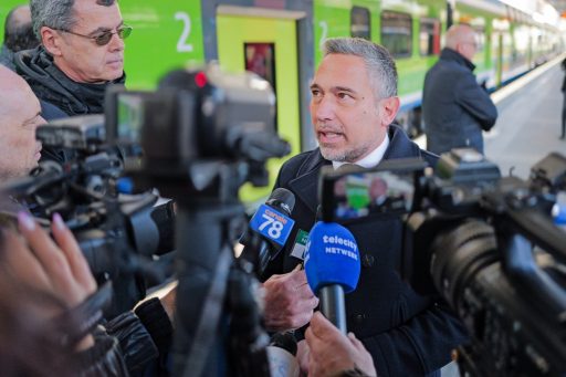 L'assessore di Regione Lombardia ai Trasporti e Mobilità sostenibile, Franco Lucente, parla ai giornalisti del rinnovo della flotta ai treni da Milano Cadorna a Malpensa