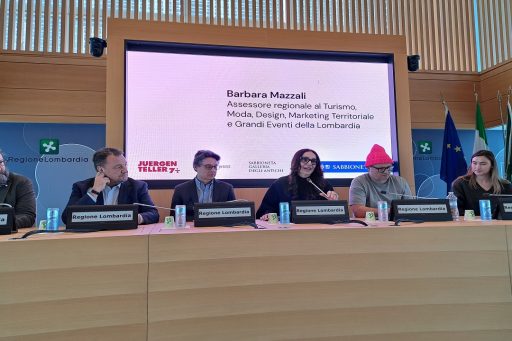 La foto mostra i partecipanti alla conferenza stampa di presentazione, svoltasi a Palazzo Lombardia, tra cui l’assessore regionale al Turismo Barbara Mazzali, Juergen Teller, protagonista della mostra, Gianni Fava, presidente della Fondazione Sabbioneta Heritage, Ezio Zani, direttore della Fondazione Sabbioneta Heritage