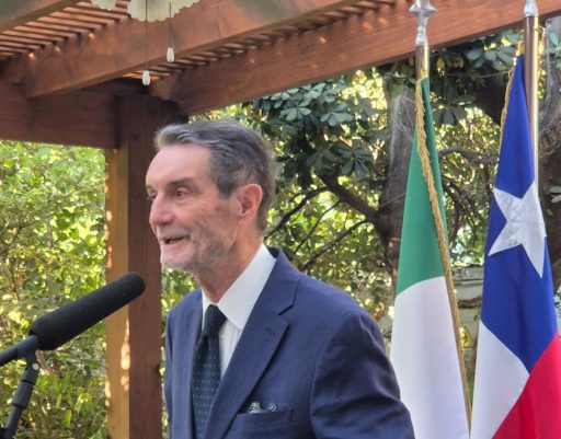 Il presidente di Regione Lombardia, Attilio Fontana, in missione in Sudamerica con una delegazione istituzionale. Nella foto, durante la prima tappa in Cile, il presidente parla davanti ad un microfono con sullo sfondo le bandiere di Italia e Cile