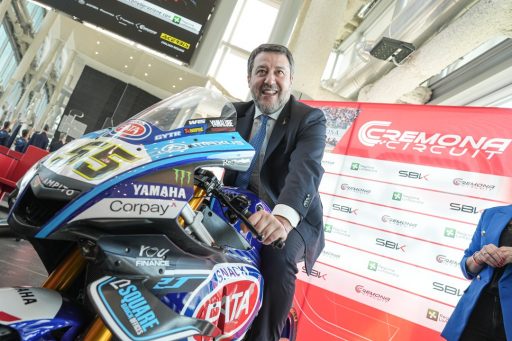 L'immagine mostra Matteo Salvini, vicepremier e ministro ai Trasporti, in sella ad una moto durante l’evento a Belvedere di Palazzo Lombardia per la presentazione della tappa italiana del Cremona Circuit del Mondiale Superbike in programma nel weekend del 2-4 maggio