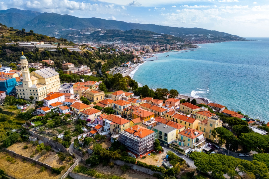 Una veduta dall’elicottero di Bussana-Arma di Taggia, località capolinea dei treni del mare che porteranno i viaggiatori dalla Lombardia alla Liguria nei weekend