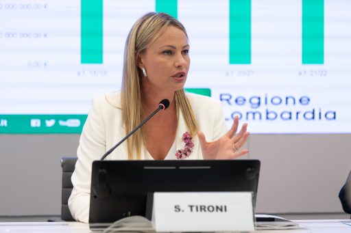 Assessore Tironi durante un intervento a un convegno 
