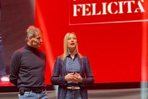 L'assessore Tironi al convegno rivolto agli studenti per la Giornata Mondiale della Felicità 2025 con l'organizzatore Walter Rolfo