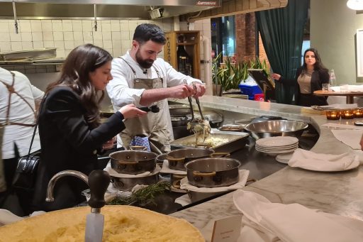 Roberto Valbuzzi prepara i pizzoccheri