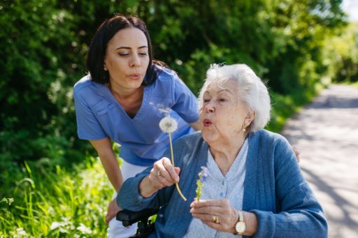 In foto una caregiver, figura centro del convegno 'Assistenza in cure palliative: familiari e caregiver tra diritti e doveri' svolto a Palazzo Lombardia