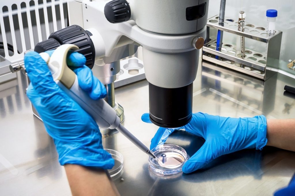 scienziato in laboratorio analisi per premio Lombardia Ricerca 2025