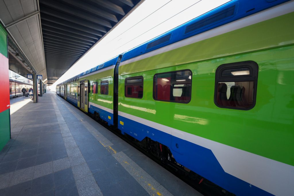 Un treno di Regione Lombardia: foto utilizzata per la notizia inerente il fatto che anche i ritardi parziali saranno aggiunti nel calcolo degli indennizzi