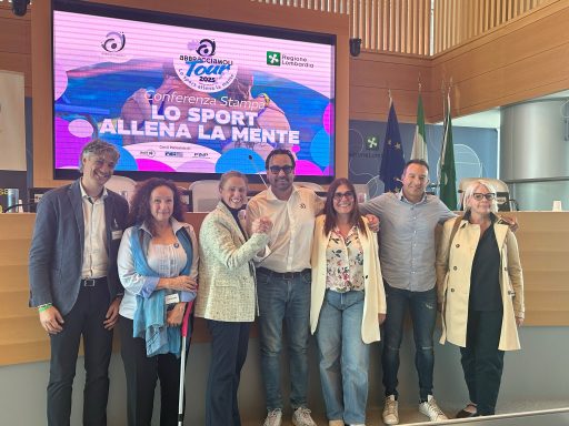 Foto di gruppo di 'Abbracciamoli tour 2025', iniziativa di sport, solidarietà e ricerca.