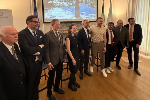 La foto ritrae tutti gli ospiti al Roadshow di New York sui Giochi Olimpici Milano Cortina 2026