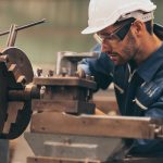 Aperti i termini per presentare domande di contributo per la 'Misura di rafforzamento delle filiere produttive lombarde 2025'.In foto un artigiano lavora il ferro con le apposite apparecchiature