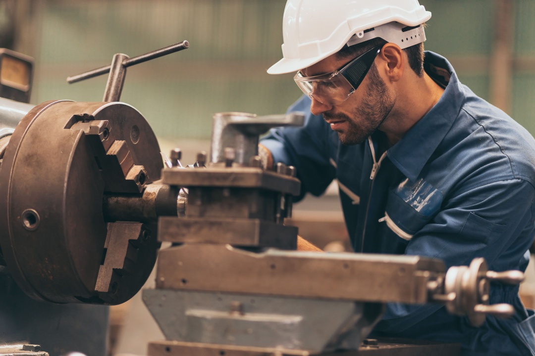 Aperti i termini per presentare domande di contributo per la 'Misura di rafforzamento delle filiere produttive lombarde 2025'.In foto un artigiano lavora il ferro con le apposite apparecchiature