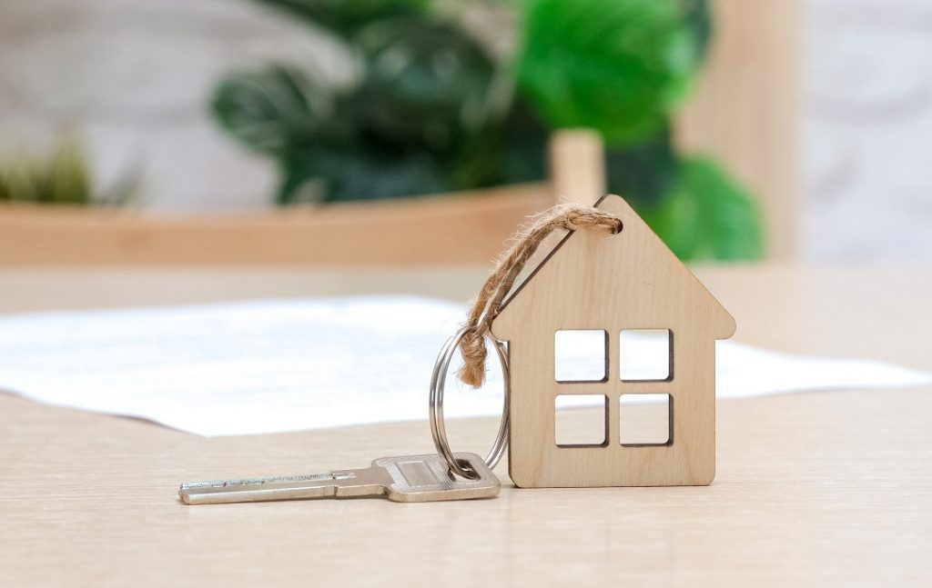 La foto ritrae una chiave su un tavolo con un portachiavi con un ciondolo a forma di casa. Utilizzata in occasione dell'articolo per gli Alloggi Aler Lodi alle Forze dell'ordine