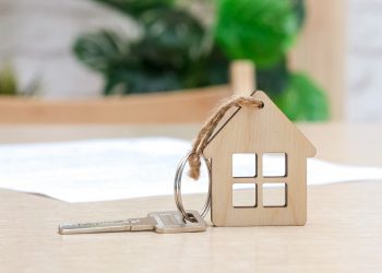 La foto ritrae una chiave su un tavolo con un portachiavi con un ciondolo a forma di casa. Utilizzata in occasione dell'articolo per alleanza housing sociale