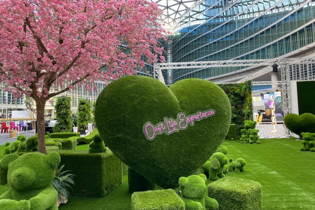 Un'installazione composta da un cuore grande e orsacchiotti di prato inglese
