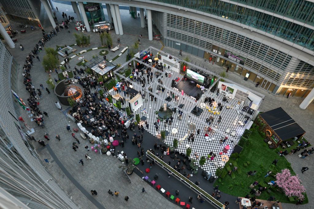 Il presidente Attilio Fontana commenta i dati sull'affluenza di visitatori al Belvedere di Palazzo Lombardia in occasione della Design Week