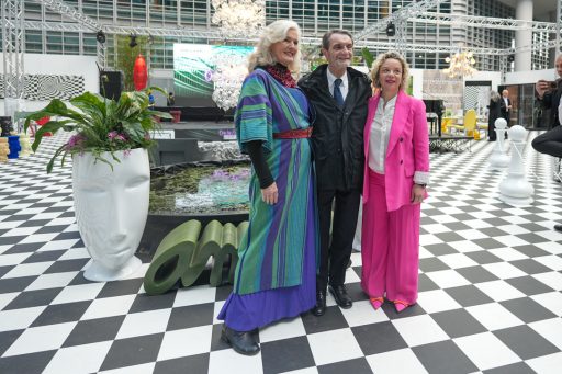 La foto ritrae il presidente Fontana in posa davanti alcune installazioni dell'evento assieme all'art design e alla promotrice 