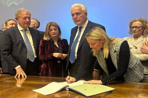 Foto che ritrae l'assessore Simona Tironi firmare l'accordo. Nella foto è presente anche il Ministro Adolfo Urso. Foto utilizzata in occasione dell'accordo siglato al Mimit