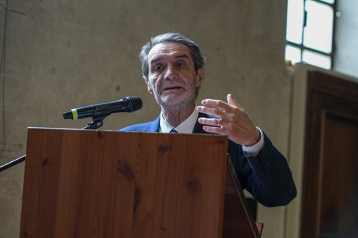 Il presidente Attilio Fontana che parla al microfono all'evento del tour della Giunta di Regione Lombardia a Crema per il distretto cosmetico