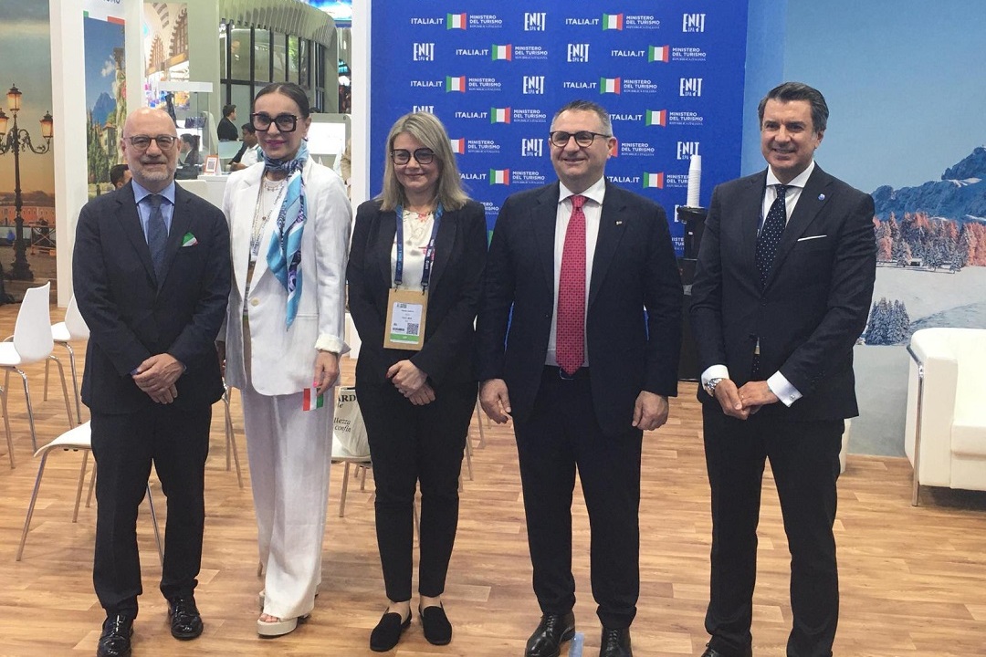 A rappresentare la Lombardia alla 32ª edizione dell’Arabian Travel Market, l’assessore regionale al Turismo, Marketing Territoriale e Moda Barbara Mazzali, presente all’inaugurazione in foto insieme a Ivana Jelinic (CEO ENIT), Gianluca Caramanna (consigliere del Ministro del Turismo) e Lorenzo Fanara (Ambasciatore d’Italia negli Emirati)