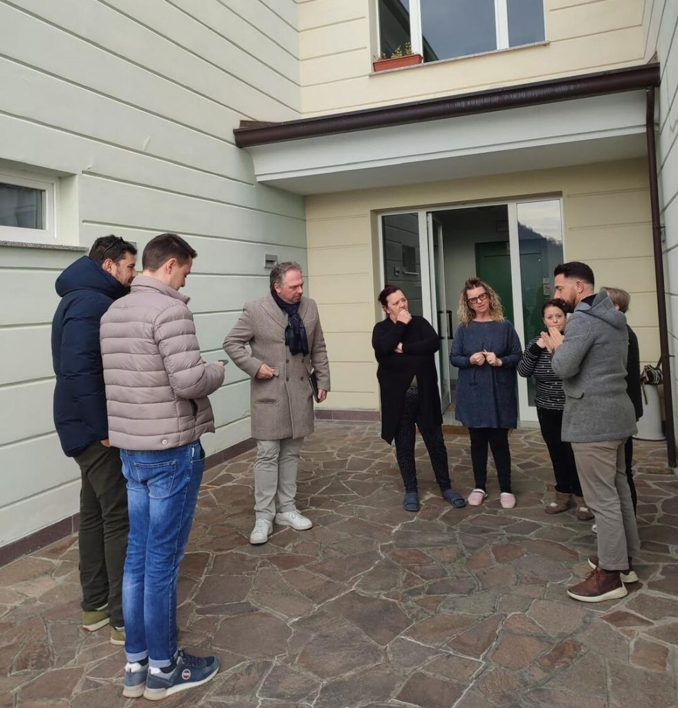 L’assessore regionale Paolo Franco durante il sopralluogo agli alloggi Aler di Foresto Sparso in provincia di Bergamo svolto nel mese di febbraio 2025