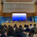 La foto ritrae da dietro gli studenti delle scuole superiori a Palazzo Lombardia dove hanno incontrato il vicepresidente Marco Alparone e il direttore generale del Bilancio Manuela Giaretta.